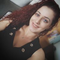 גלית סרפר- מורה לספרות ****"אורט ערד זה לא "רק" בית ספר ומקום עבודה, זה הרבה מעבר. זה מקום ייחודי שמספק משמעות לכל עובד ותלמיד."